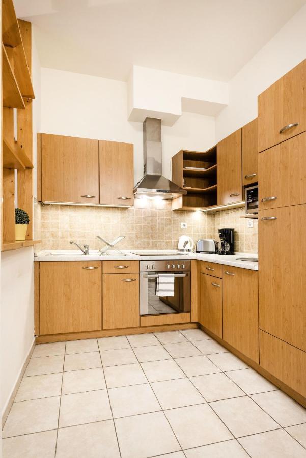 Downtown Charm With Balcony And Garden View Apartment Budapest Bagian luar foto