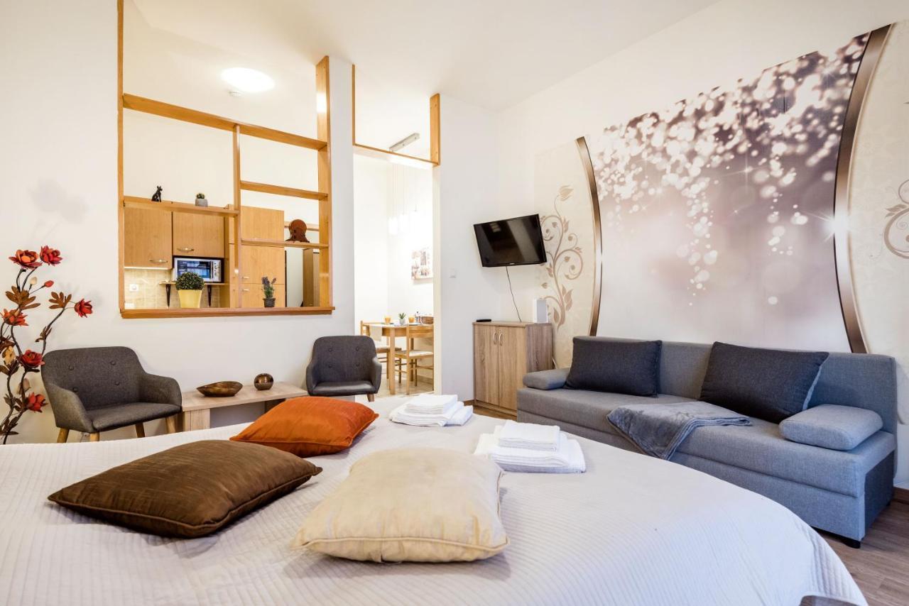 Downtown Charm With Balcony And Garden View Apartment Budapest Bagian luar foto