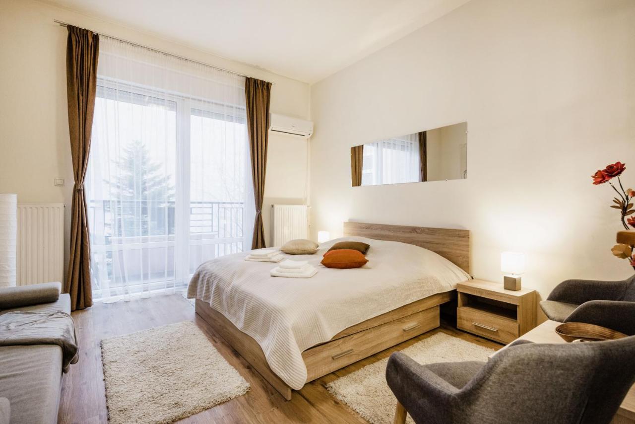 Downtown Charm With Balcony And Garden View Apartment Budapest Bagian luar foto