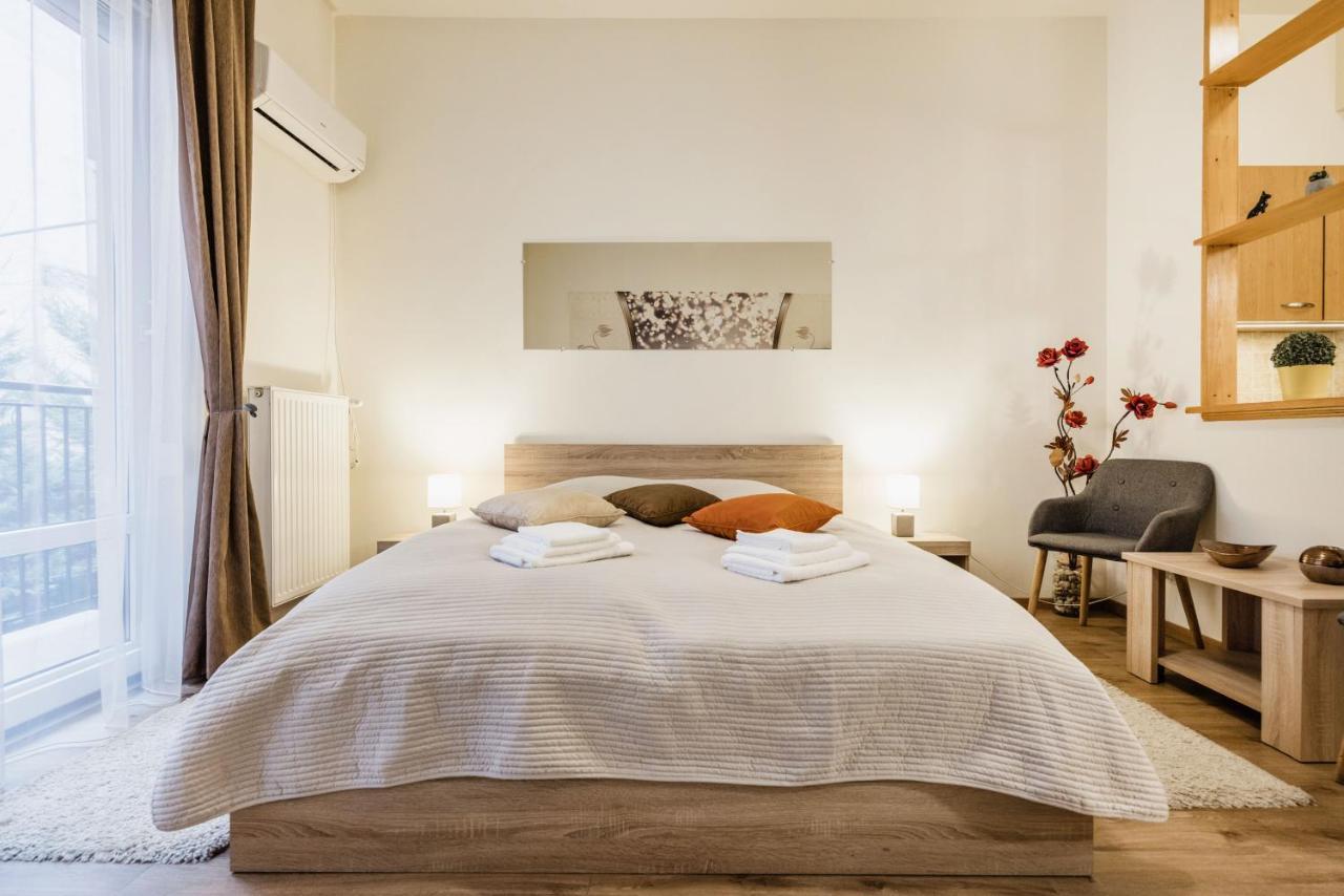 Downtown Charm With Balcony And Garden View Apartment Budapest Bagian luar foto