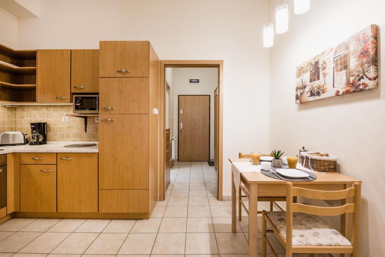 Downtown Charm With Balcony And Garden View Apartment Budapest Bagian luar foto