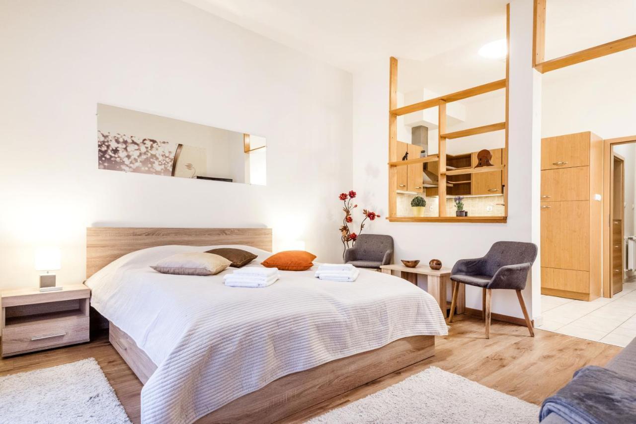 Downtown Charm With Balcony And Garden View Apartment Budapest Bagian luar foto